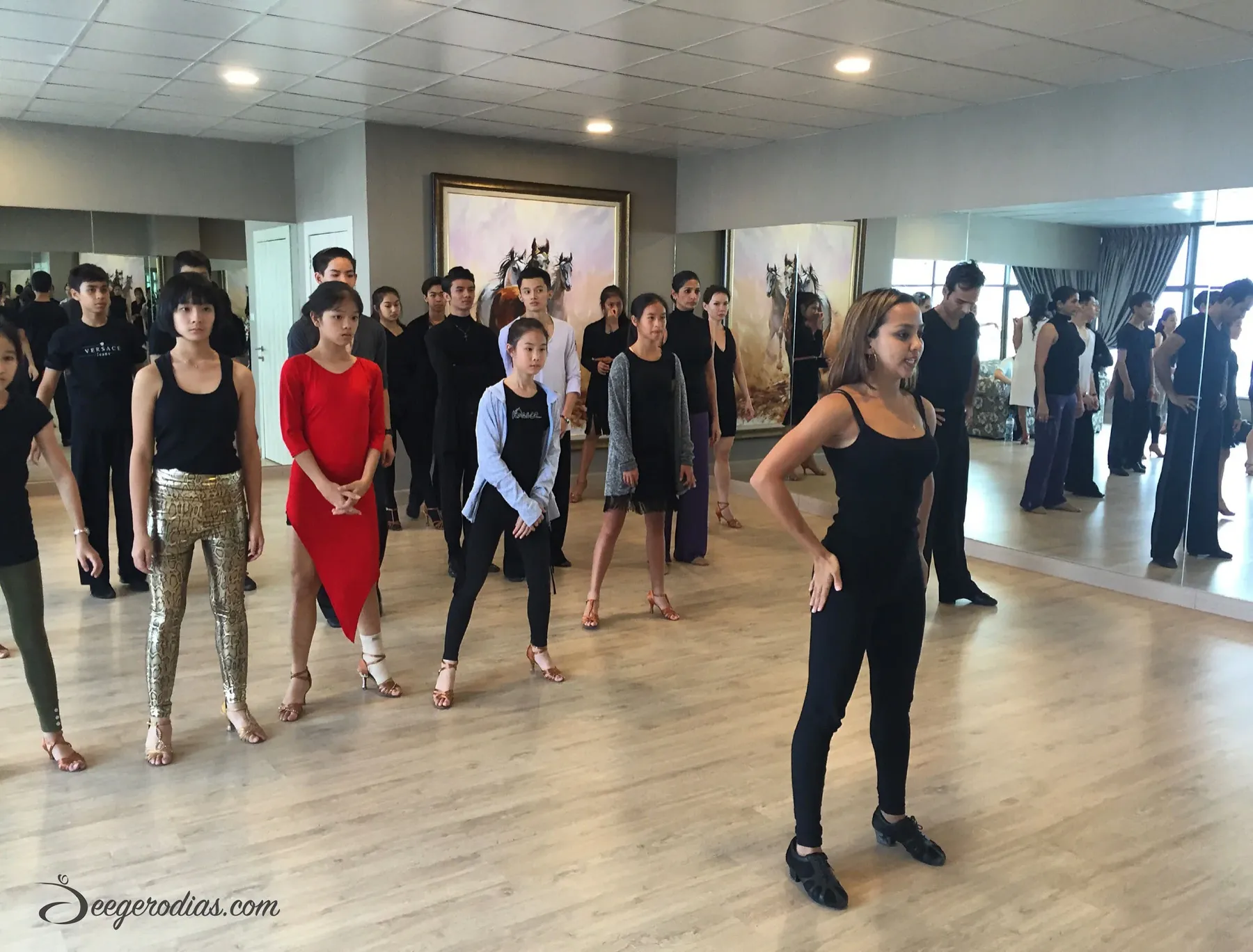 Explaining the stages of body weight transfer in the Cuban Motion.