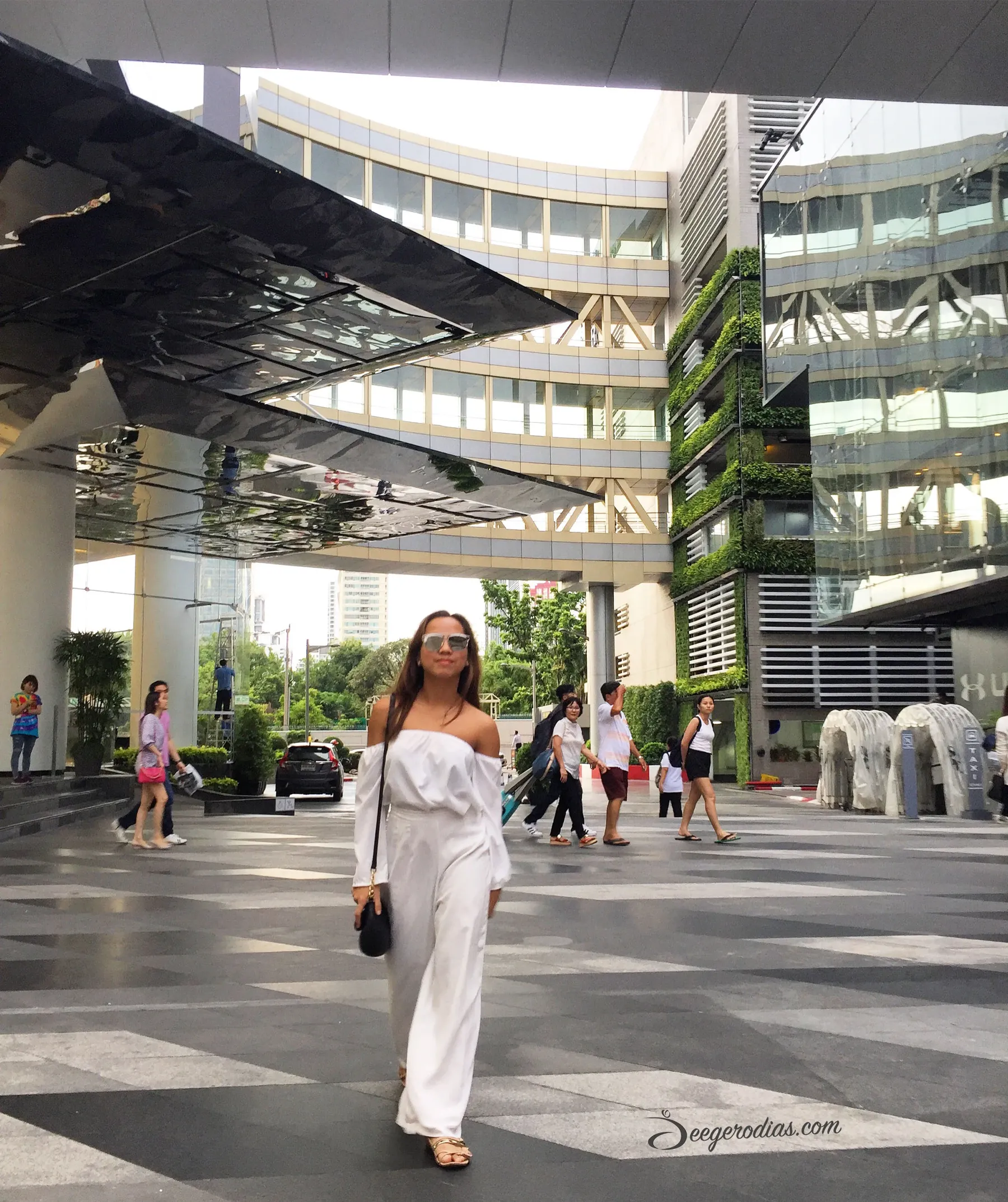 <a href="http://www.bangkok.com/shopping-mall/siam-paragon.htm"  target="_blank" ></a>   At  Siam Paragon :  And my favorite part about Bangkok? SHOPPING! There's something for everyone. From high-end brands to trendy fashion items at wholesale prices (I love   Platinum Fashion Mall   for this).